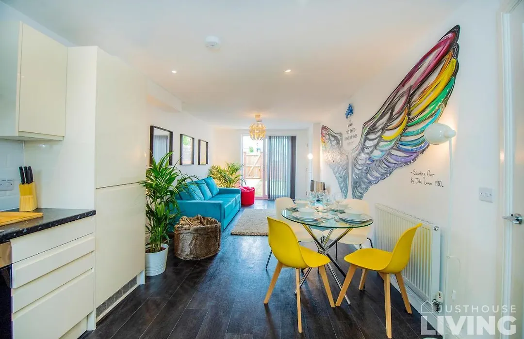 New Spacious Townhouse - Sleeps 12 - Free Private Parking - Nr Centre-1