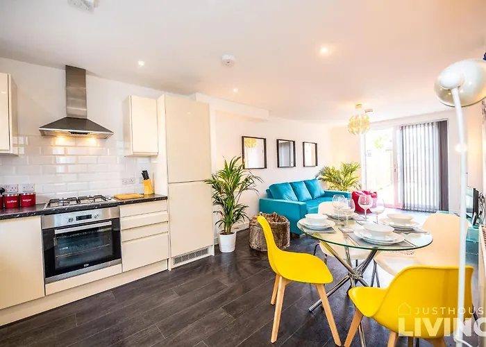New Spacious Townhouse - Sleeps 12 - Free Private Parking - Nr Centre Liverpool